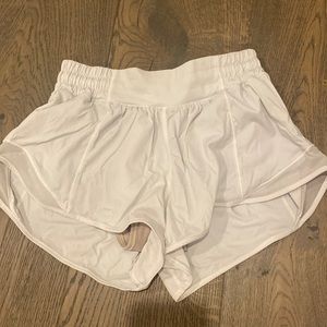 WHITE LULULEMON SHORTS 2.5 hotty hots